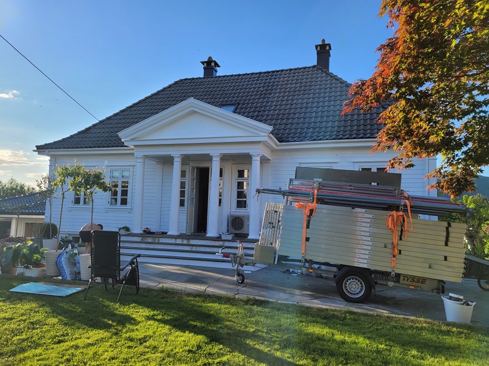 Moderne hus utvendig med nymalt panel